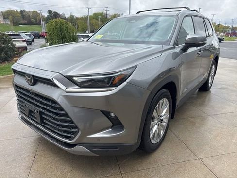 Used 2025 Toyota Grand Highlander AWD image 3