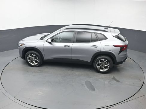 Used 2025 Chevrolet Trax LT FWD image 32