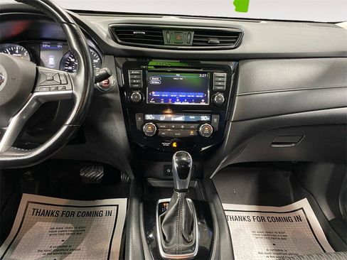 Used 2020 Nissan Rogue SV image 11