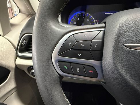 Used 2024 Chrysler Pacifica Touring-L FWD image 18