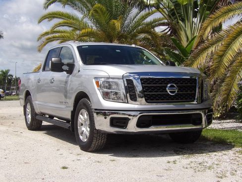 Used 2018 Nissan Titan SV w/ SV Convenience Package image 10