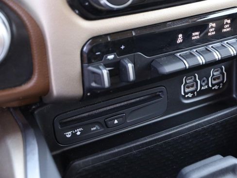 Used 2019 RAM 1500 Laramie AWD/4WD image 18