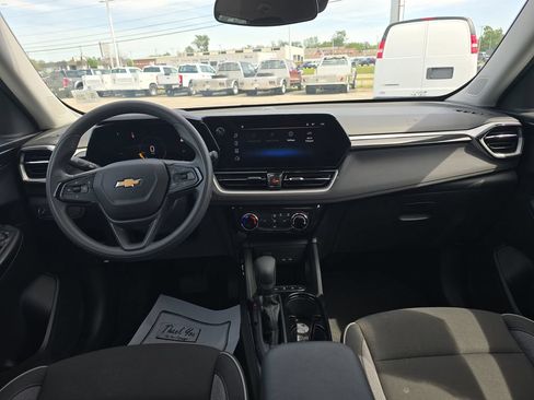 Used 2025 Chevrolet TrailBlazer LT AWD/4WD image 16