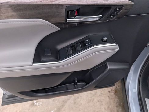 Used 2021 Toyota Highlander Limited image 9