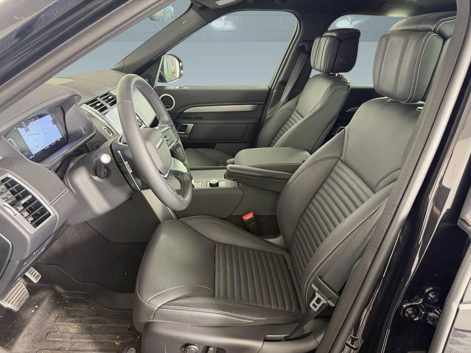 Used 2026 Land Rover Discovery Limited Edition AWD/4WD image 4
