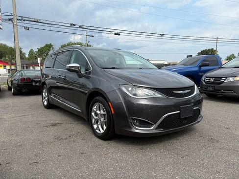 Used 2018 Chrysler Pacifica Limited w/ Advanced Safetytec Group FWD image 3