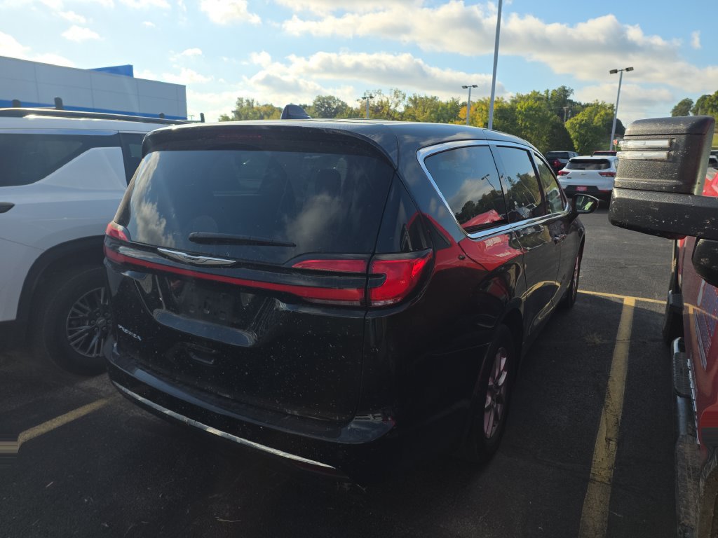 Used 2024 Chrysler Pacifica Touring-L FWD image 6