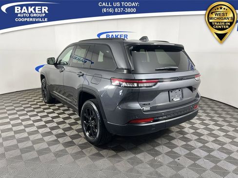 Used 2024 Jeep Grand Cherokee Altitude image 7