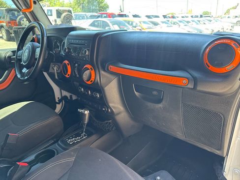 Used 2015 Jeep Wrangler Unlimited Sahara w/ Connectivity Group AWD/4WD image 19