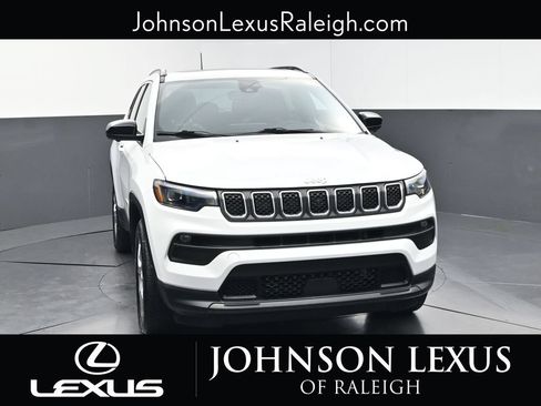 Used 2023 Jeep Compass Latitude w/ Sun and Sound Group AWD/4WD image 4