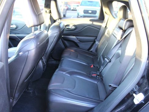 Used 2019 Jeep Cherokee Limited image 7