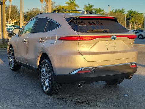 Used 2022 Toyota Venza XLE image 7