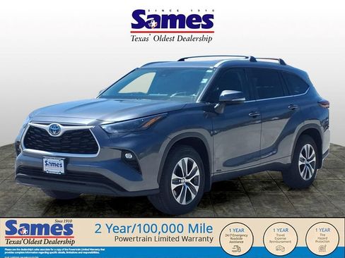 Used 2024 Toyota Highlander XLE AWD/4WD image 3