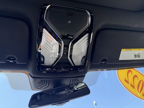 Used 2022 BMW 740i xDrive w/ M Sport Package image 17