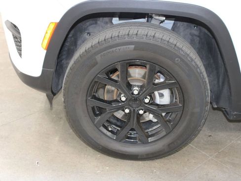 Used 2024 Jeep Grand Cherokee Altitude AWD/4WD image 54