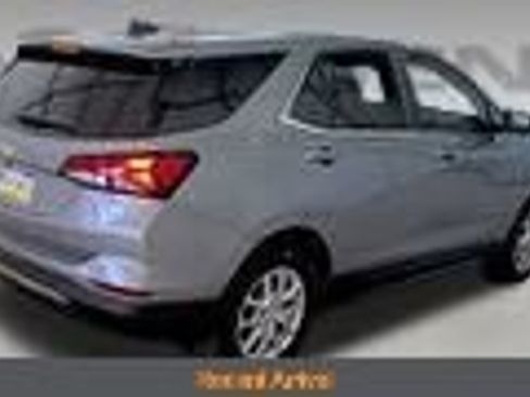 Used 2023 Chevrolet Equinox LT AWD/4WD image 2