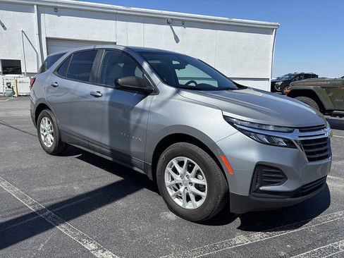 Used 2023 Chevrolet Equinox LS w/ LS Convenience Package FWD image 2