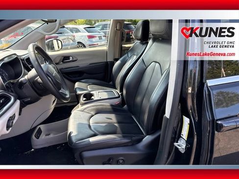 Used 2023 Chrysler Pacifica Touring-L FWD image 12