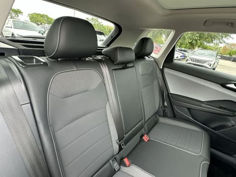 Used 2022 Volkswagen Taos SE w/ Panoramic Sunroof Package FWD image 26