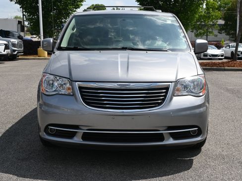 Used 2016 Chrysler Town & Country Touring FWD image 3