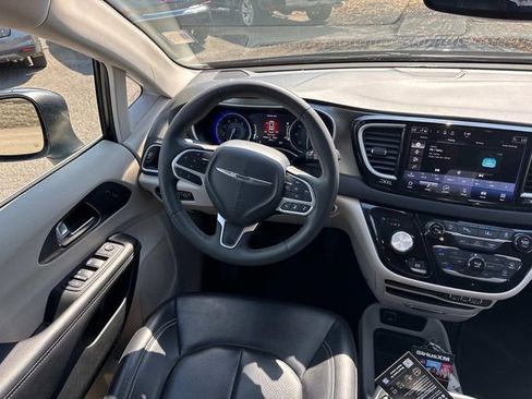 Used 2023 Chrysler Pacifica Touring-L FWD image 19
