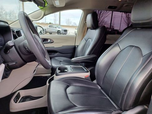 Used 2023 Chrysler Pacifica Touring-L image 13