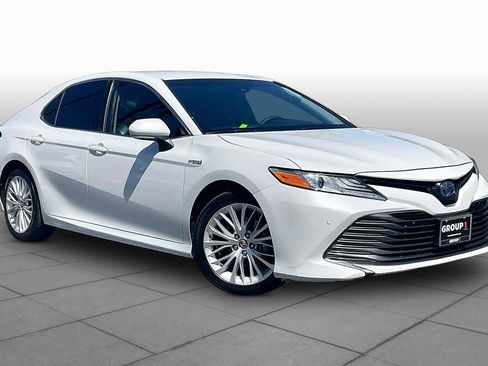 Used 2018 Toyota Camry XLE FWD image 2
