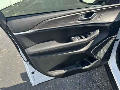 Used 2022 Jeep Grand Cherokee Limited 4xe image 16