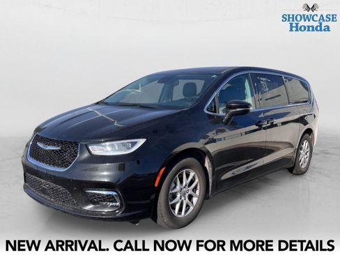 Used 2023 Chrysler Pacifica Touring-L FWD image 2