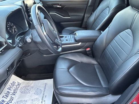 Used 2020 Toyota Highlander XLE AWD/4WD image 16