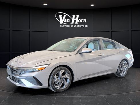 Certified 2025 Hyundai Elantra Limited FWD image 3