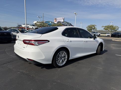 Used 2018 Toyota Camry XLE FWD image 9