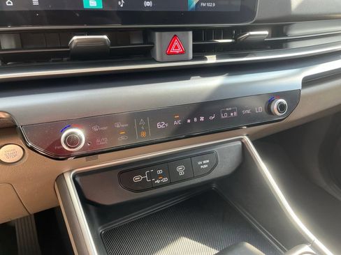 Used 2025 Kia Carnival FWD image 24