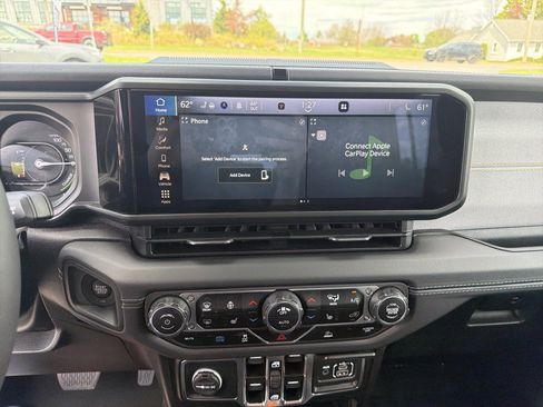 Used 2025 Jeep Wrangler Unlimited Sahara AWD/4WD image 25