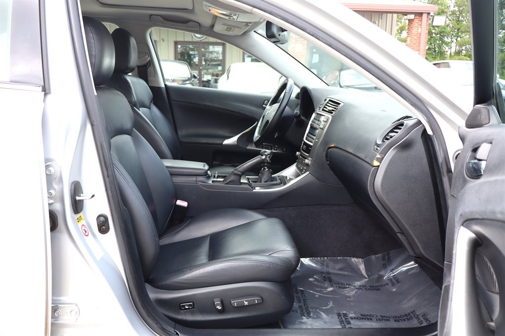Used 2006 Lexus IS 250 w/ Preferred Accessory Pkg RWD image 17
