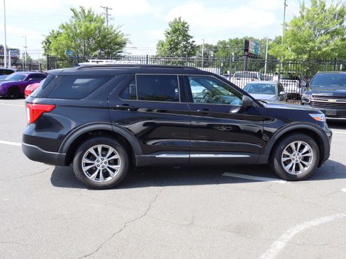 Used 2020 Ford Explorer XLT w/ Equipment Group 202A AWD/4WD image 22