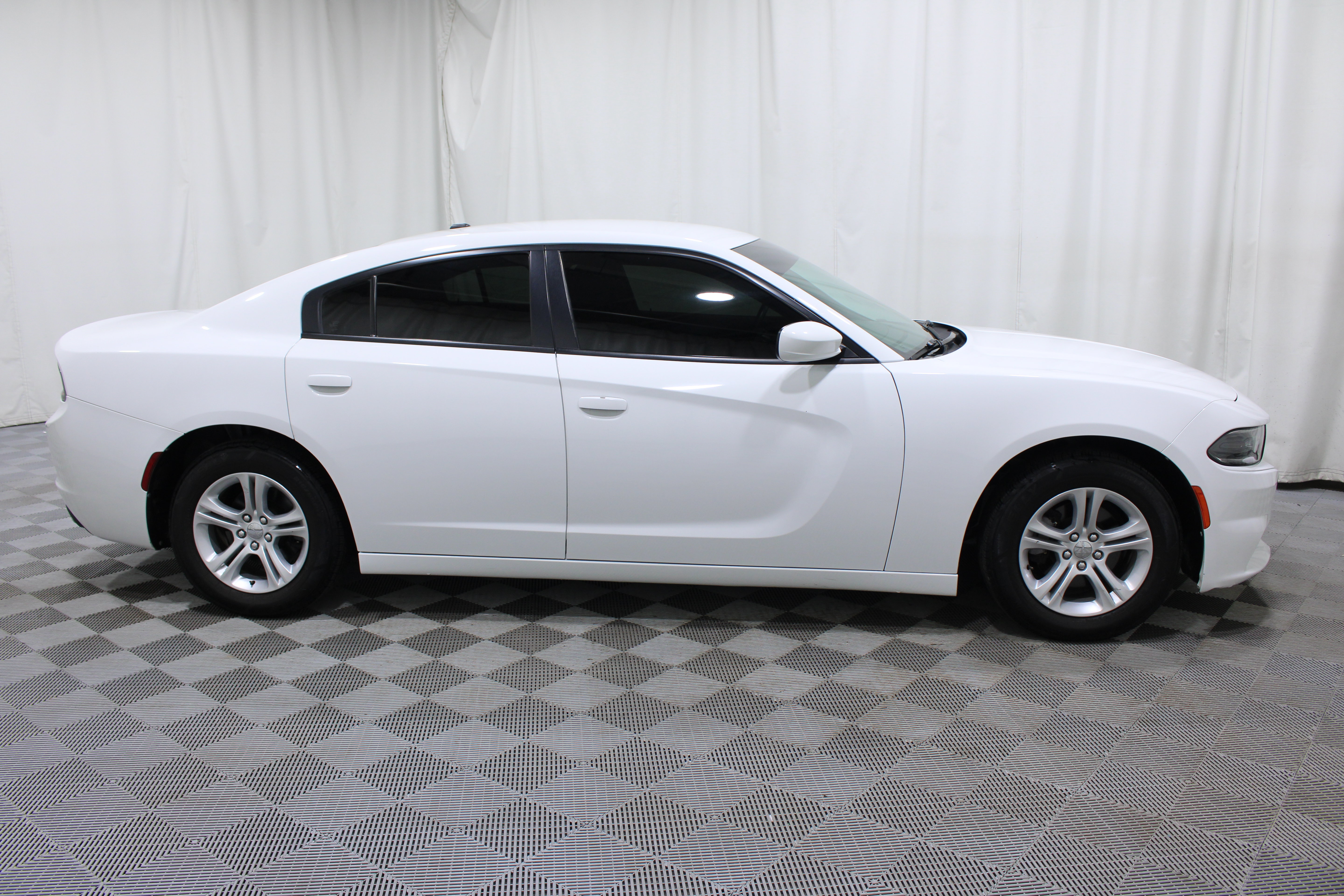 Used 2018 Dodge Charger SXT RWD image 21