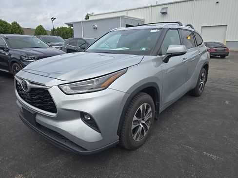 Used 2021 Toyota Highlander XLE AWD/4WD image 3