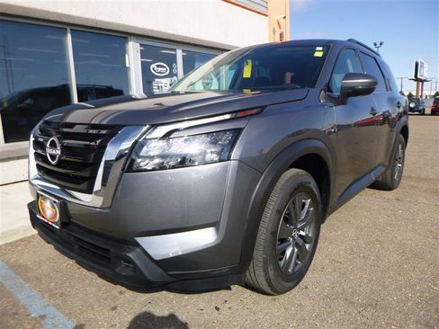 Used 2024 Nissan Pathfinder SV image 1