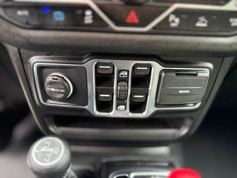 Used 2024 Jeep Wrangler Unlimited w/ Convenience Group AWD/4WD image 29