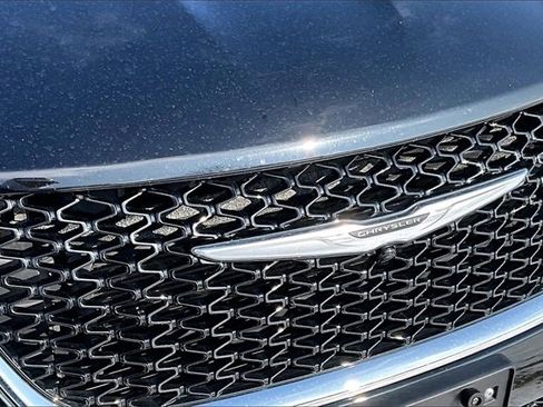 Used 2024 Chrysler Pacifica Touring-L image 31