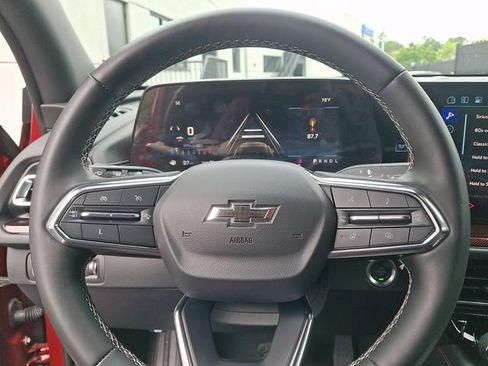 Used 2025 Chevrolet Traverse Z71 AWD/4WD image 19