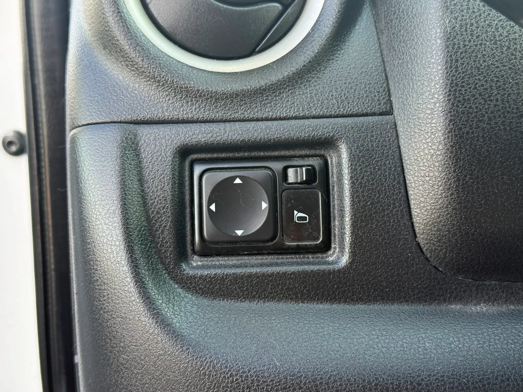 Used 2012 Nissan Versa SV FWD image 19