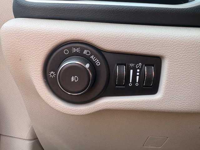 Used 2024 Chrysler Pacifica Touring-L FWD image 17