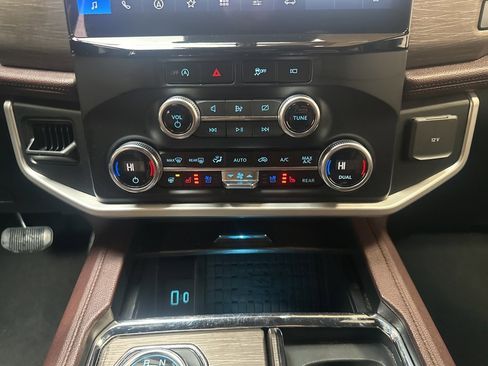 Used 2024 Ford Expedition Limited image 22