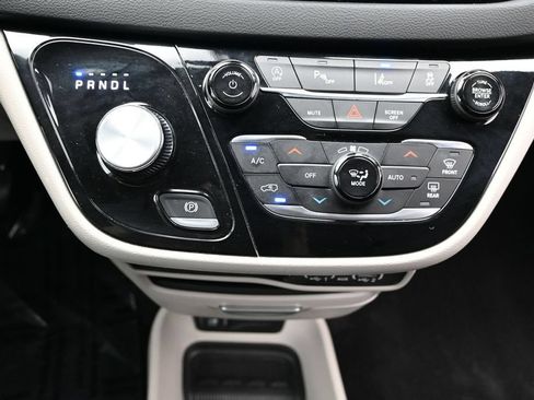 Used 2024 Chrysler Pacifica Touring-L FWD image 41