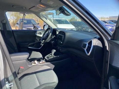 Used 2025 Kia Soul LX w/ LX Technology Package FWD image 5
