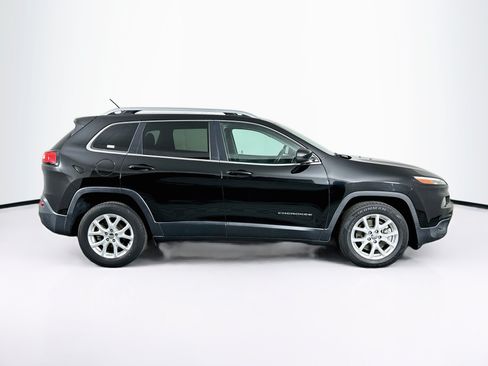 Used 2018 Jeep Cherokee Latitude FWD image 10