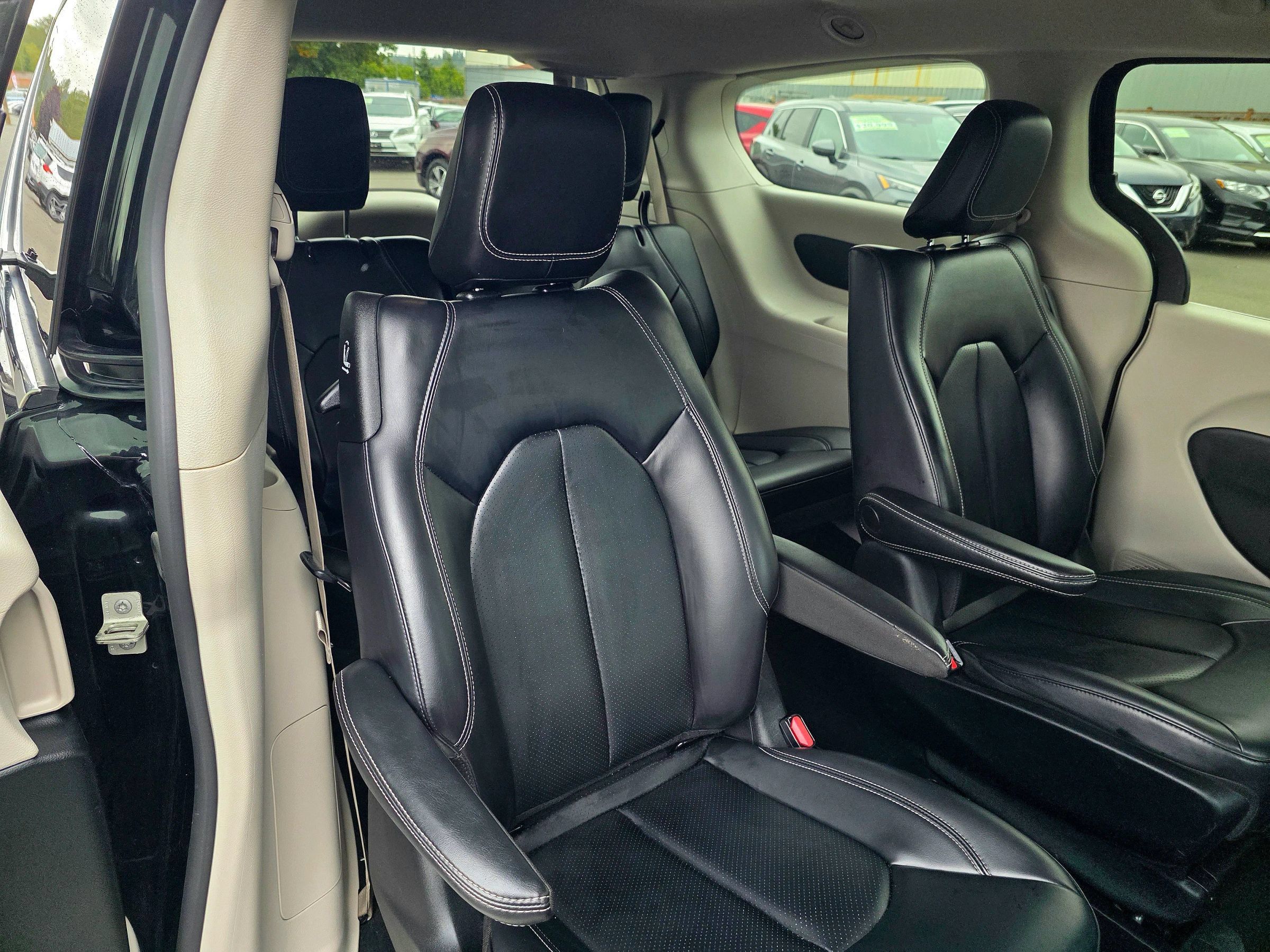 Used 2023 Chrysler Pacifica Touring-L FWD image 53