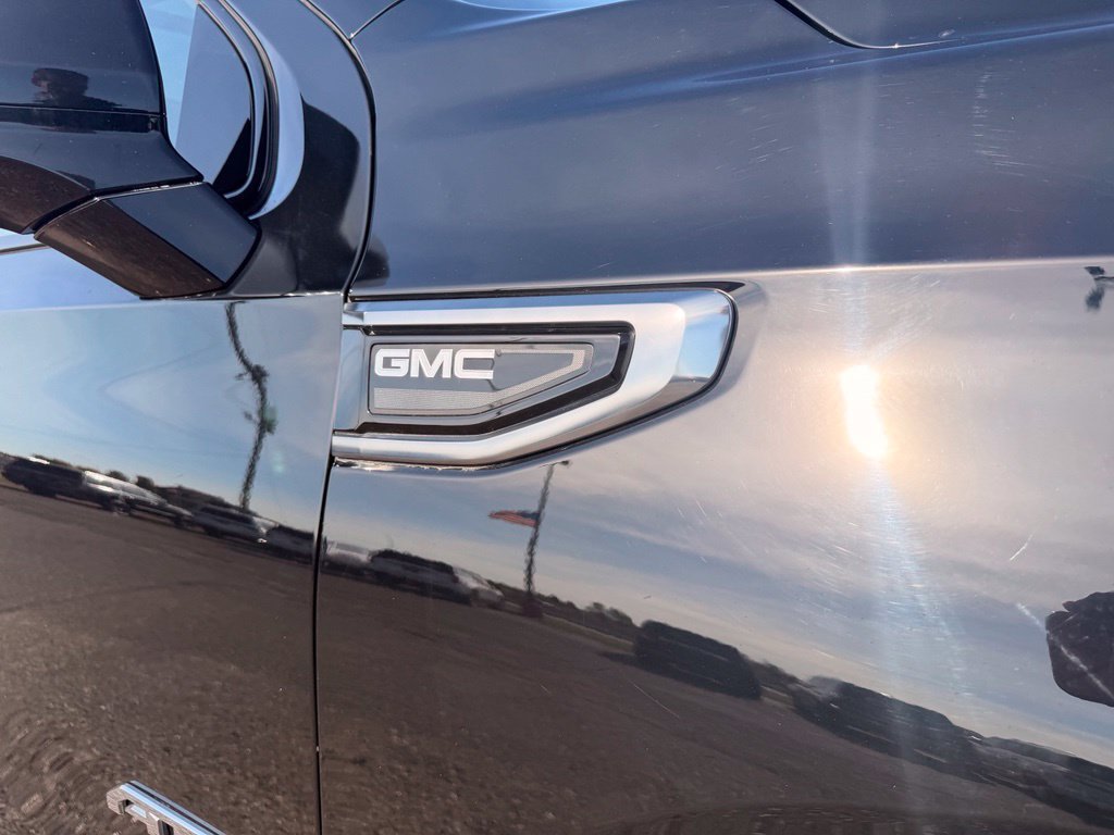 Used 2023 GMC Yukon XL AT4 w/ AT4 Premium Plus Package AWD/4WD image 16
